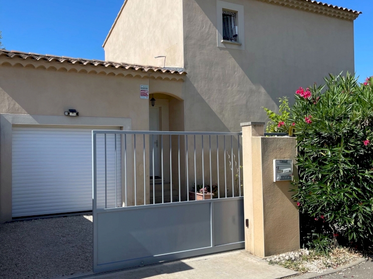 UNE JOLIE MAISON AVEC SON AGRÉABLE JARDIN