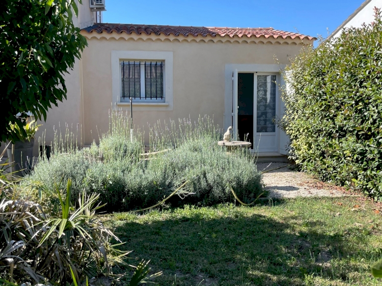 UNE JOLIE MAISON AVEC SON AGRÉABLE JARDIN