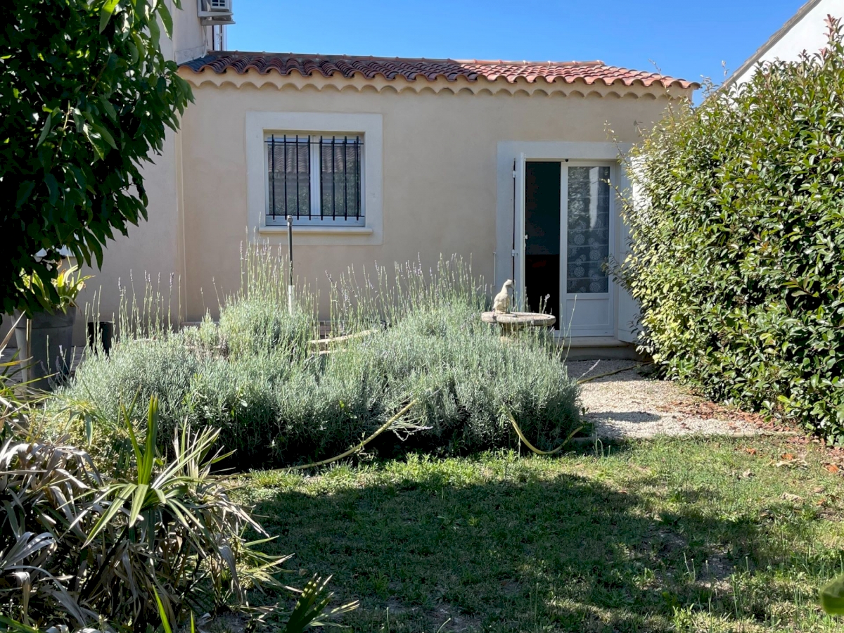 UNE JOLIE MAISON AVEC SON AGRÉABLE JARDIN