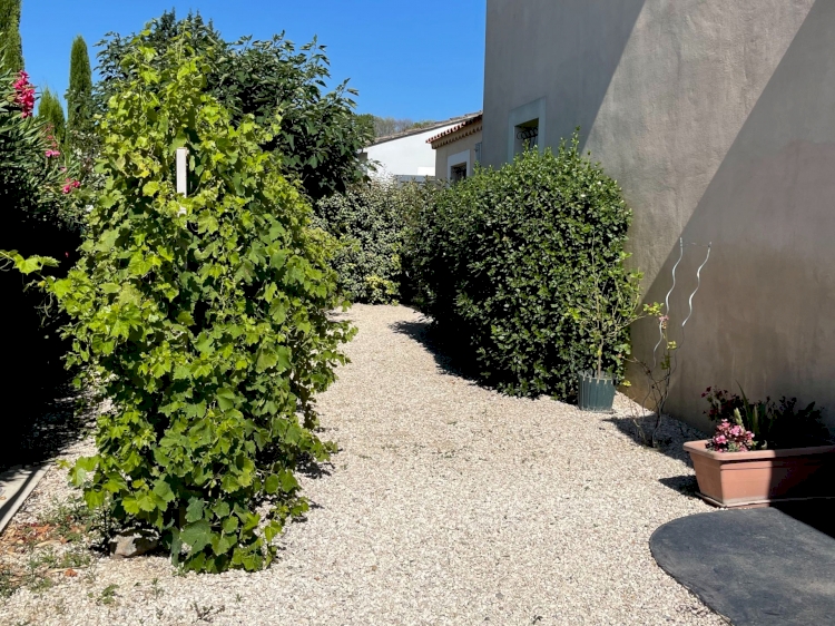 UNE JOLIE MAISON AVEC SON AGRÉABLE JARDIN