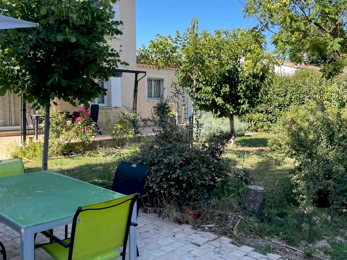 UNE JOLIE MAISON AVEC SON AGRÉABLE JARDIN