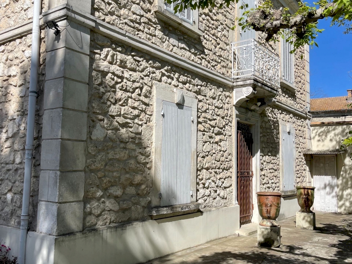 UNE DEMEURE DE CARACTERE DE CONSTRUCTION TOUTE EN PIERRE .