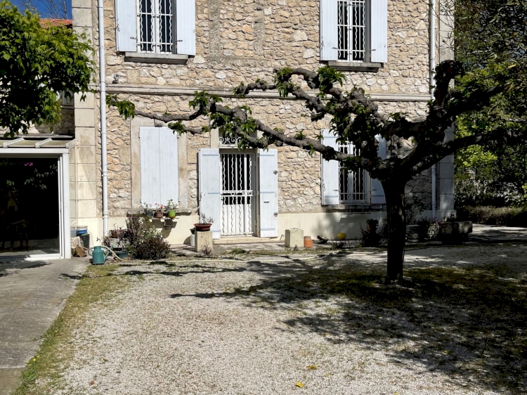 UNE DEMEURE DE CARACTERE DE CONSTRUCTION TOUTE EN PIERRE .