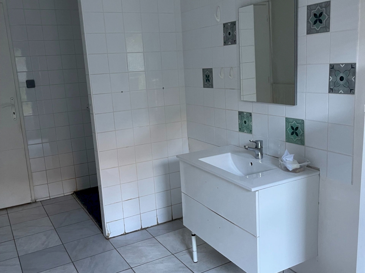 UNE GRANDE  MAISON AVEC UN ESPACE DE VIE DE 212 M2  .