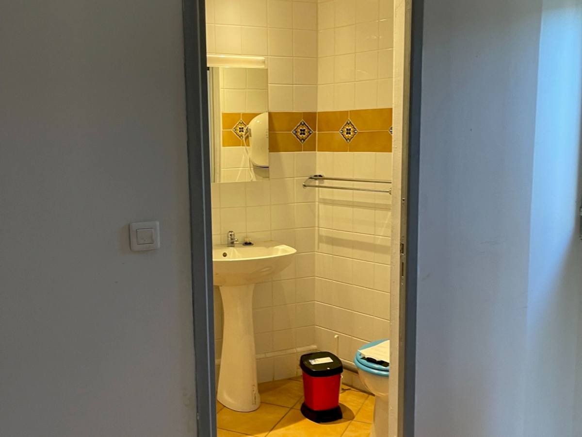 UNE GRANDE  MAISON AVEC UN ESPACE DE VIE DE 212 M2  .