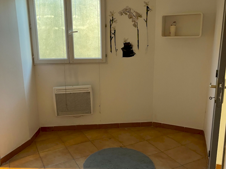 UNE GRANDE  MAISON AVEC UN ESPACE DE VIE DE 212 M2  .