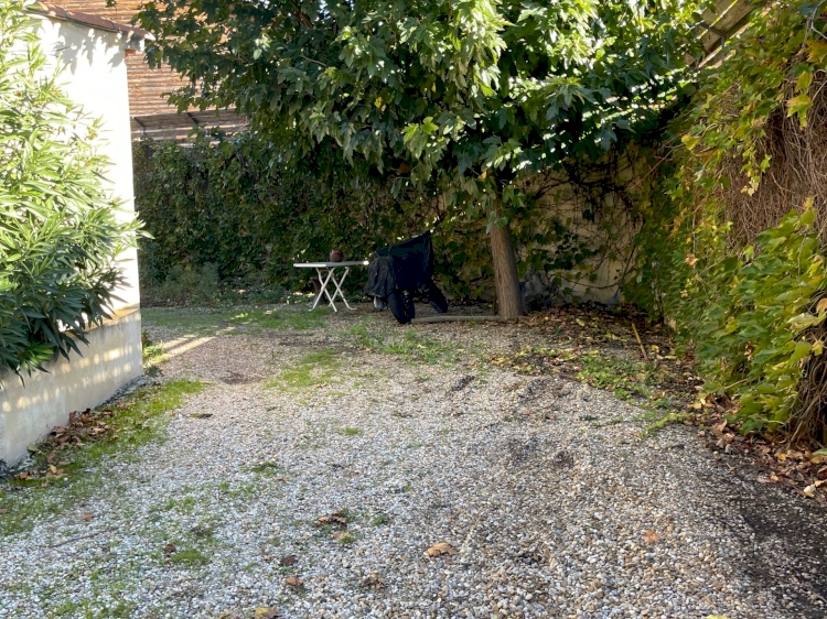 UNE GRANDE  MAISON AVEC UN ESPACE DE VIE DE 212 M2  .