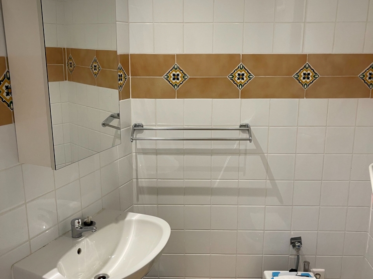 UNE GRANDE  MAISON AVEC UN ESPACE DE VIE DE 212 M2  .