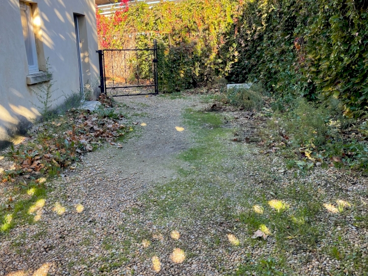 UNE GRANDE  MAISON AVEC UN ESPACE DE VIE DE 212 M2  .