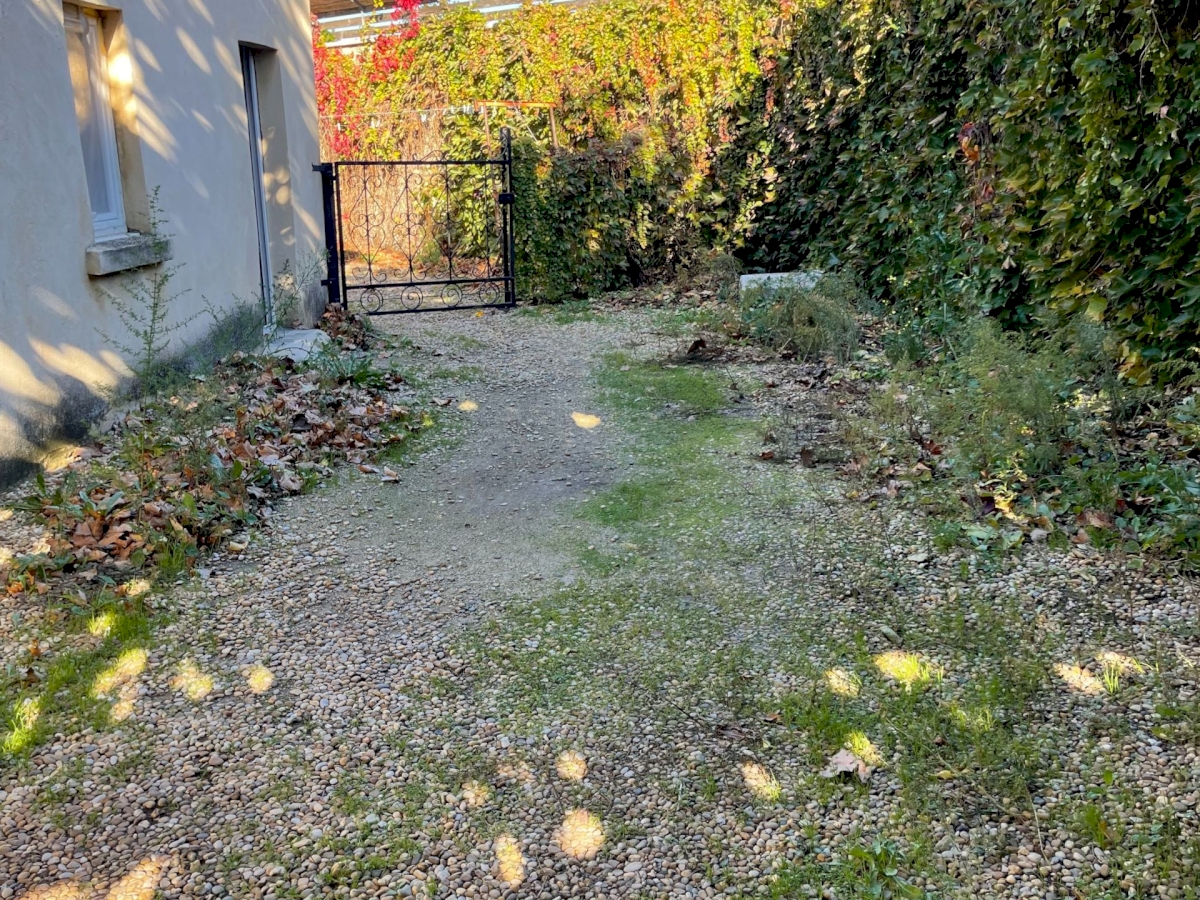 UNE GRANDE  MAISON AVEC UN ESPACE DE VIE DE 212 M2  .