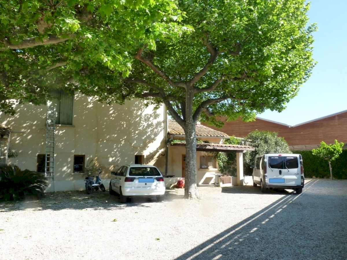 UNE GRANDE  MAISON AVEC UN ESPACE DE VIE DE 212 M2  .