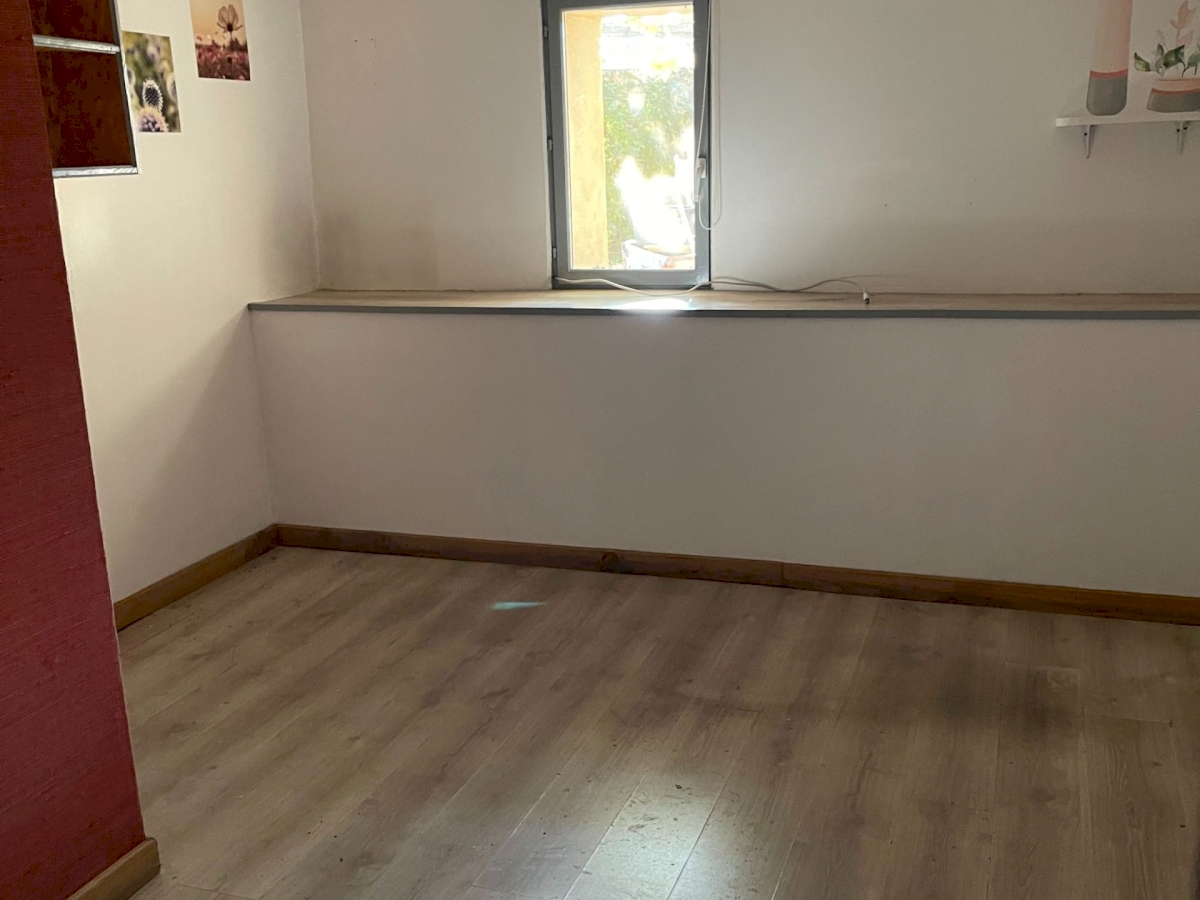 UNE GRANDE  MAISON AVEC UN ESPACE DE VIE DE 212 M2  .