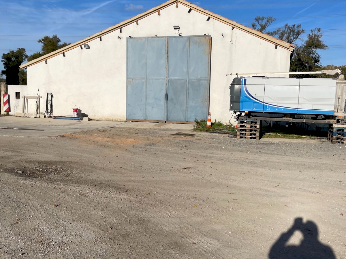 Un ensemble foncier d’une surface  bâtie de 927,52 M2 .