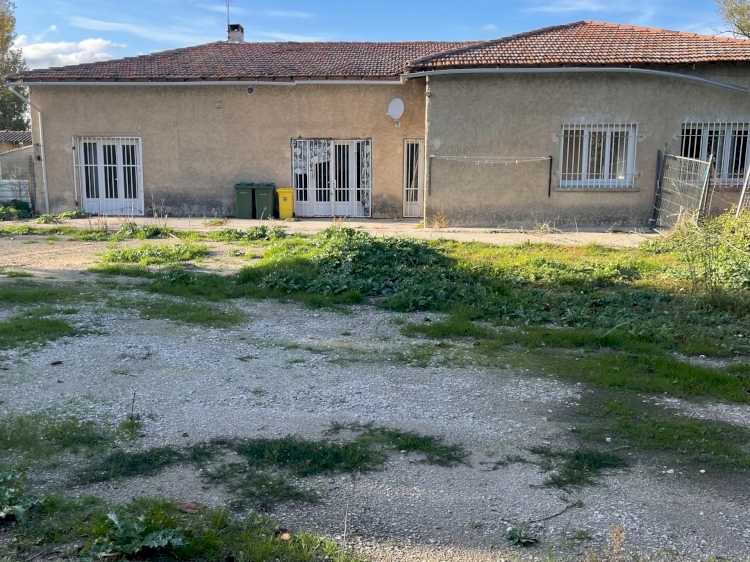 Un ensemble foncier d’une surface  bâtie de 927,52 M2 .