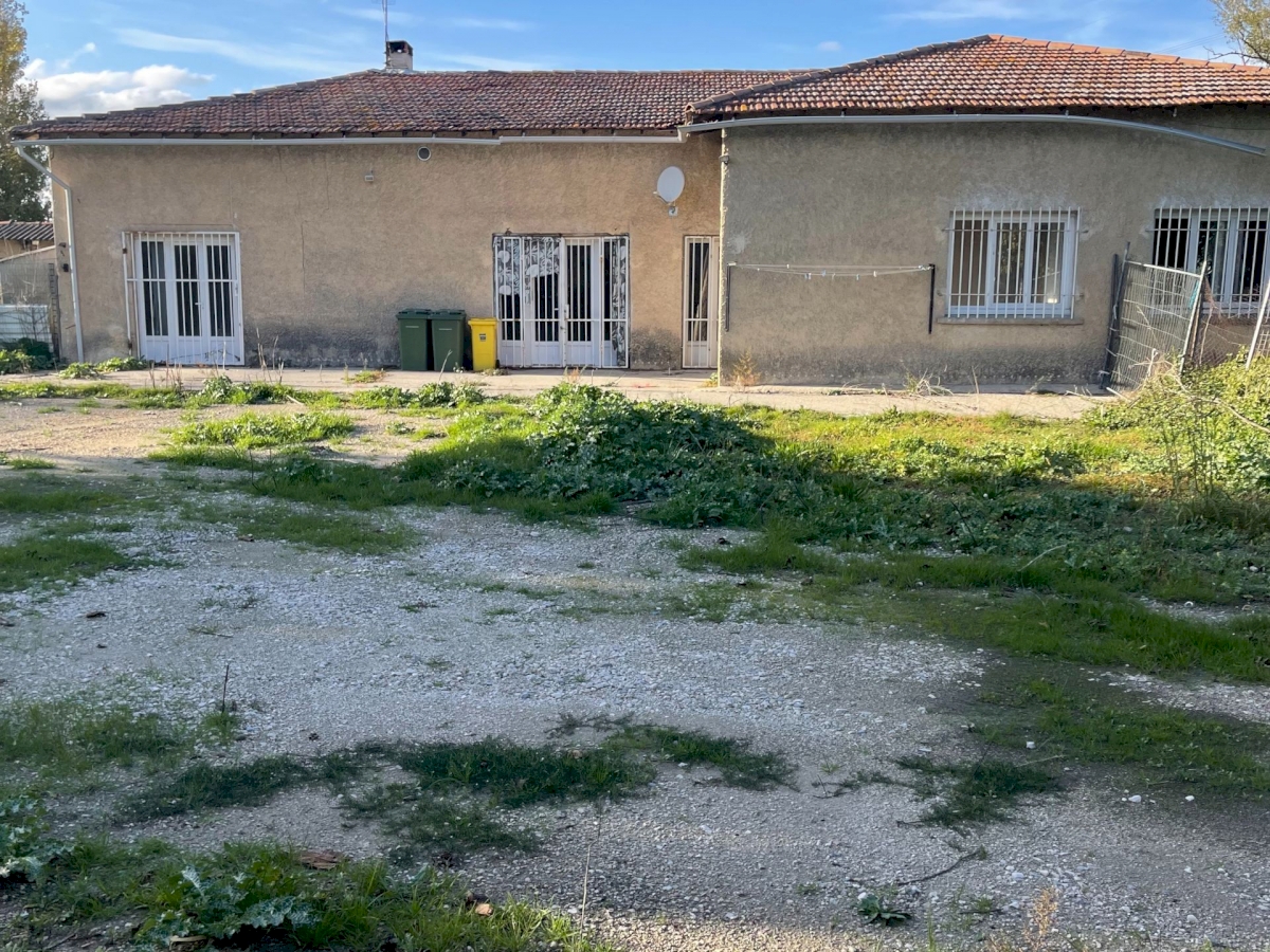 Un ensemble foncier d’une surface  bâtie de 927,52 M2 .