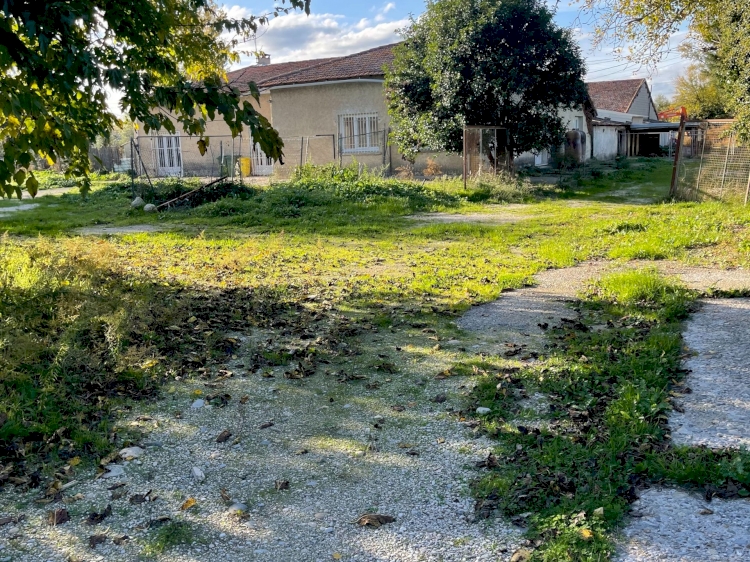 Un ensemble foncier d’une surface  bâtie de 927,52 M2 .