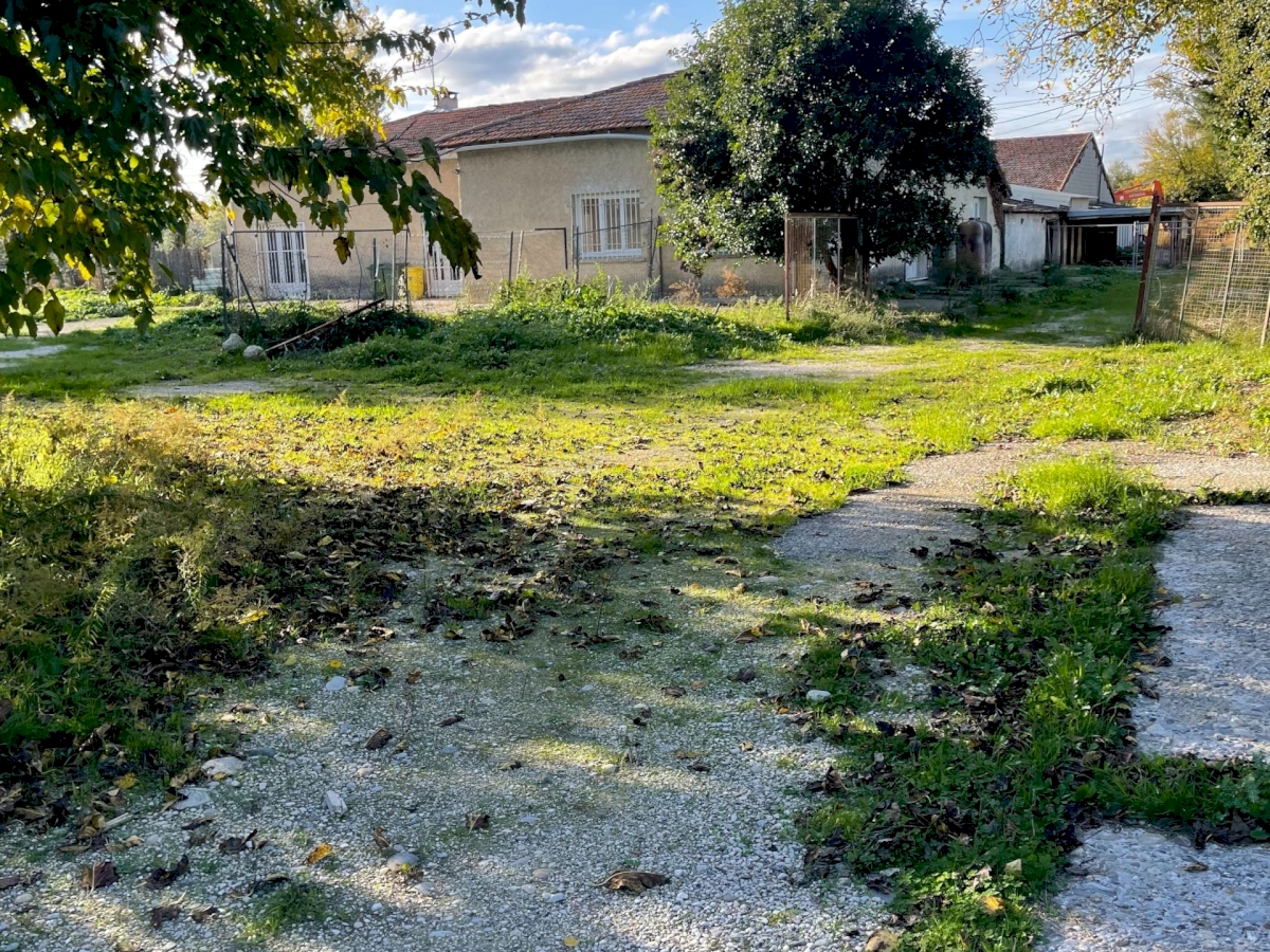 Un ensemble foncier d’une surface  bâtie de 927,52 M2 .