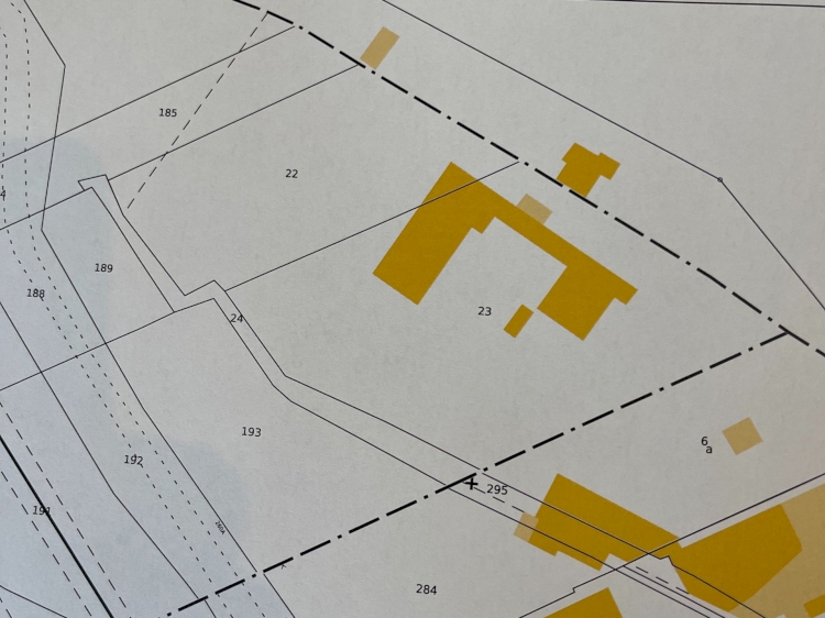Un ensemble foncier d’une surface  bâtie de 927,52 M2 .