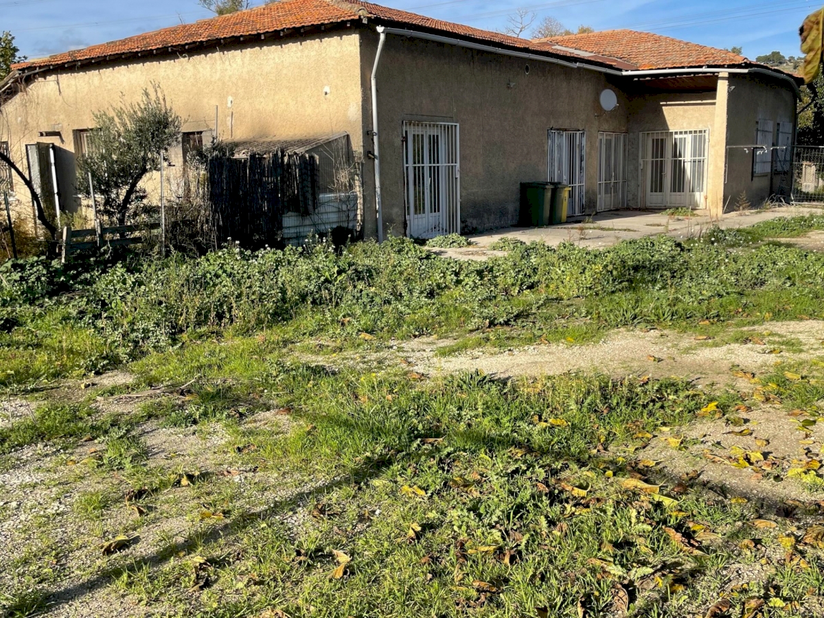 Un ensemble foncier d’une surface  bâtie de 927,52 M2 .