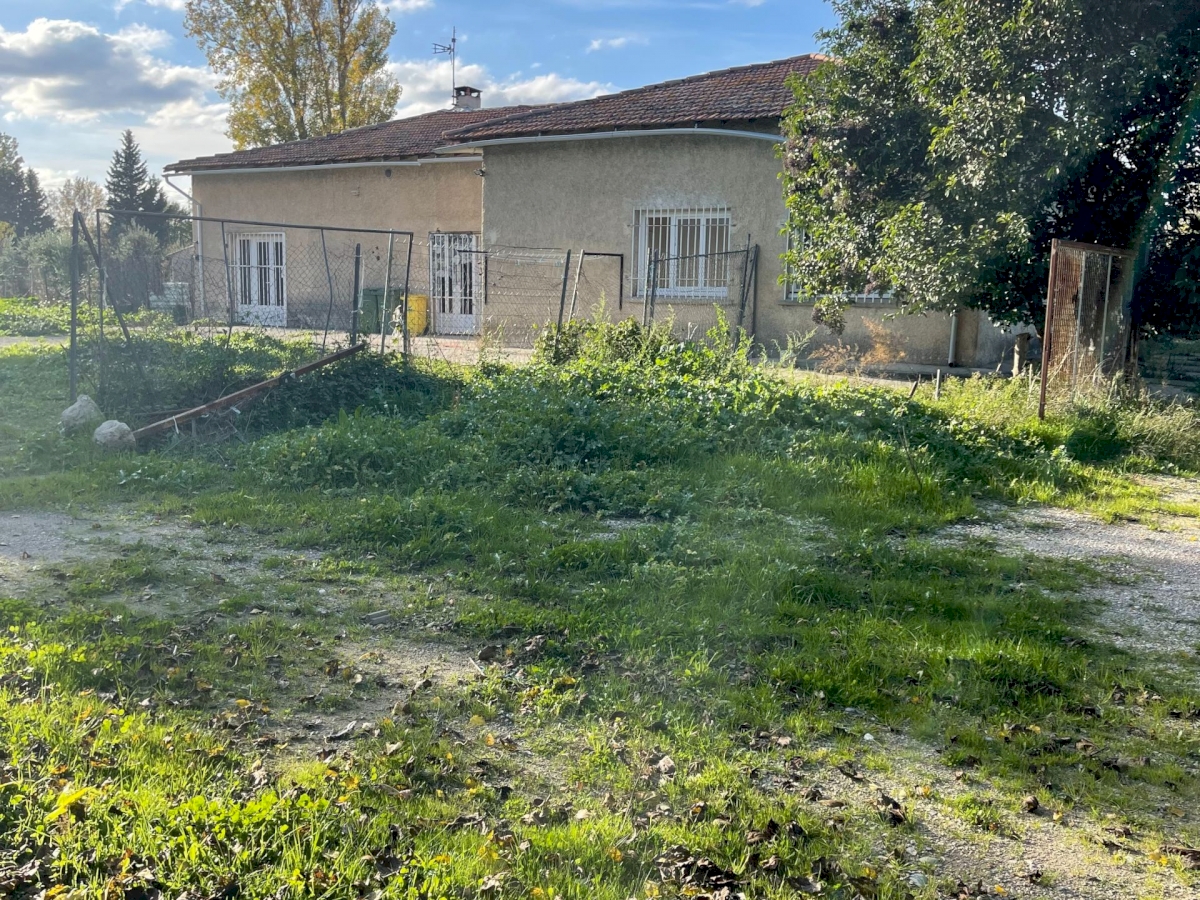 Un ensemble foncier d’une surface  bâtie de 927,52 M2 .