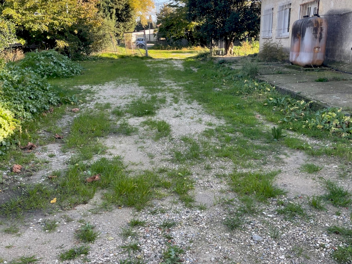 Un ensemble foncier d’une surface  bâtie de 927,52 M2 .