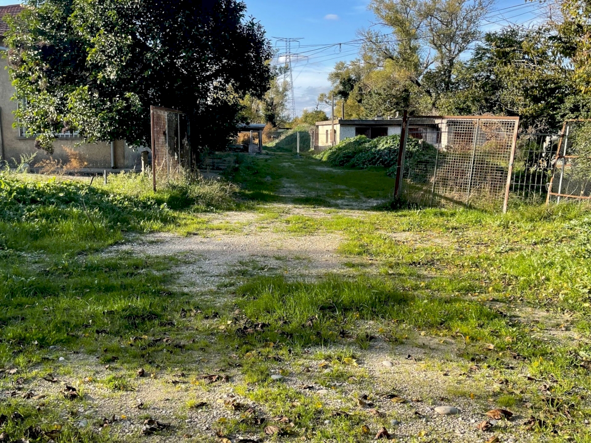 Un ensemble foncier d’une surface  bâtie de 927,52 M2 .