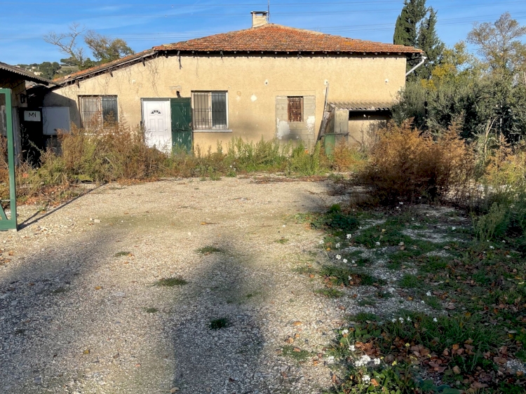 Un ensemble foncier d’une surface  bâtie de 927,52 M2 .