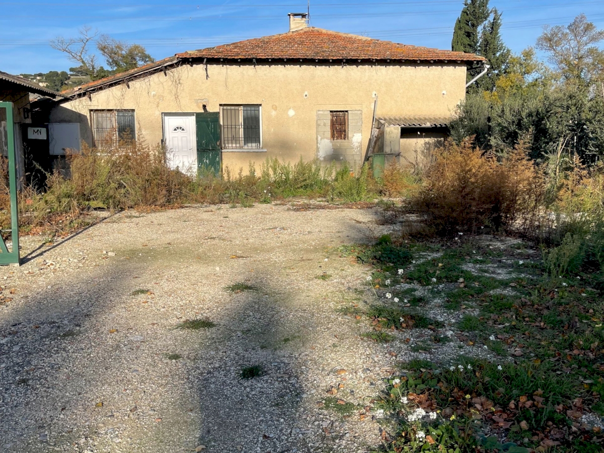 Un ensemble foncier d’une surface  bâtie de 927,52 M2 .