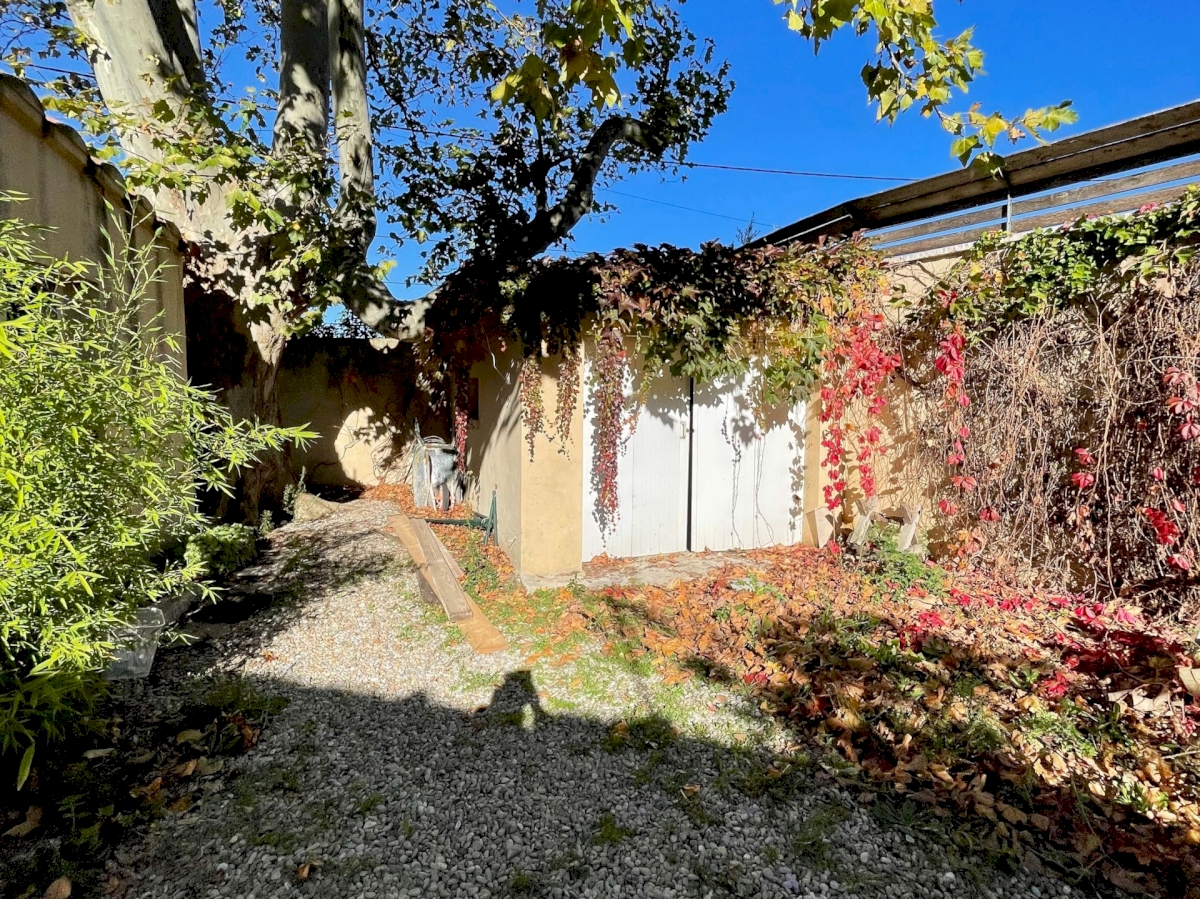 UNE GRANDE  MAISON AVEC UN ESPACE DE VIE DE 212 M2  .