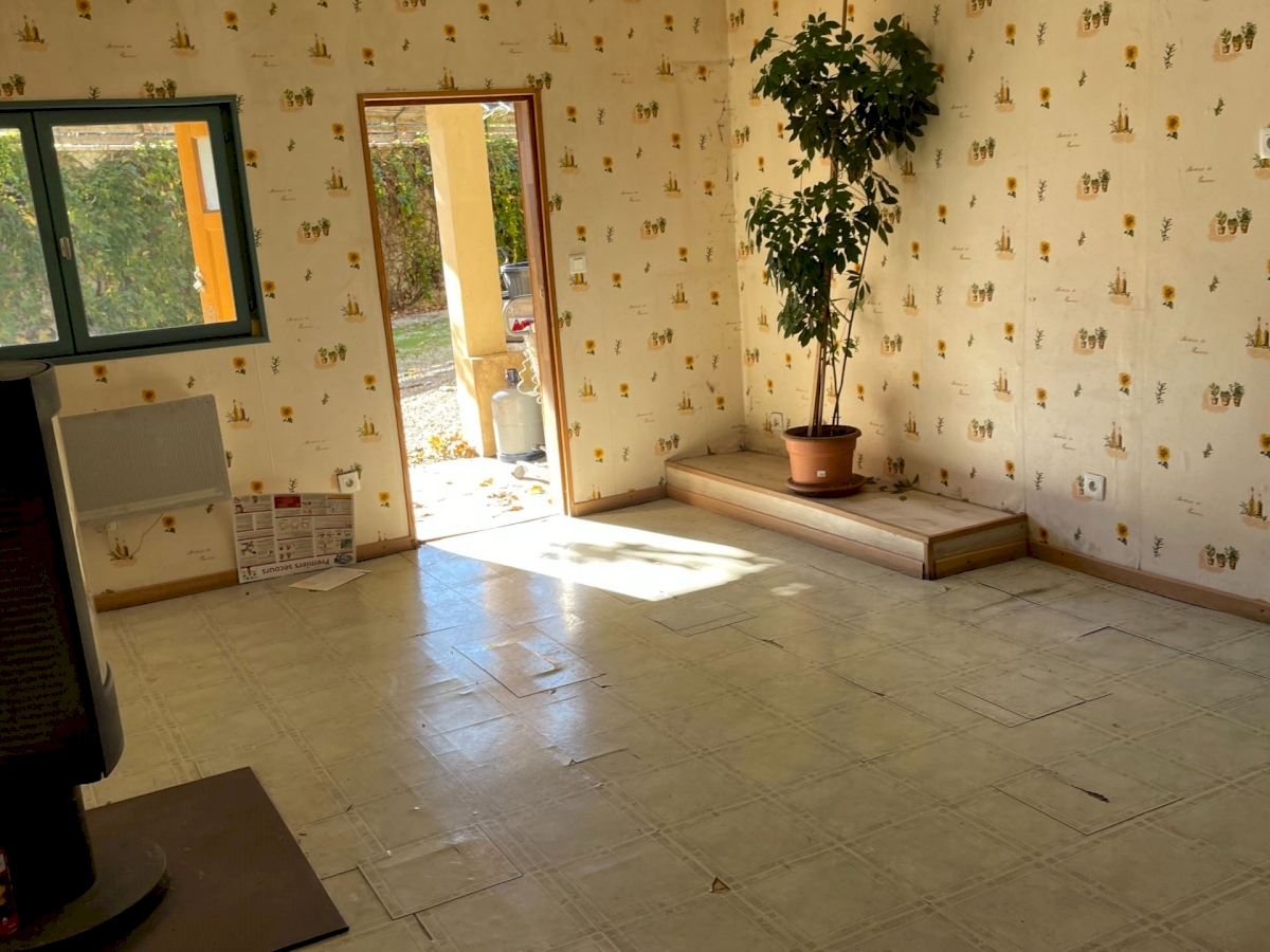 UNE GRANDE  MAISON AVEC UN ESPACE DE VIE DE 212 M2  .