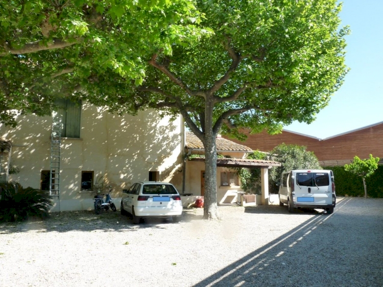 UNE GRANDE  MAISON AVEC UN ESPACE DE VIE DE 212 M2  .