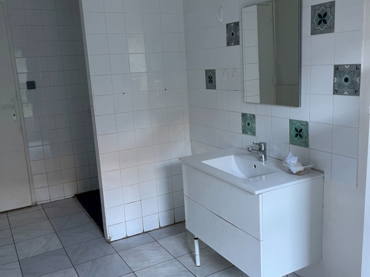 UNE GRANDE  MAISON AVEC UN ESPACE DE VIE DE 212 M2  .