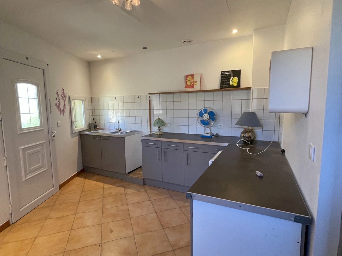 UNE GRANDE  MAISON AVEC UN ESPACE DE VIE DE 212 M2  .