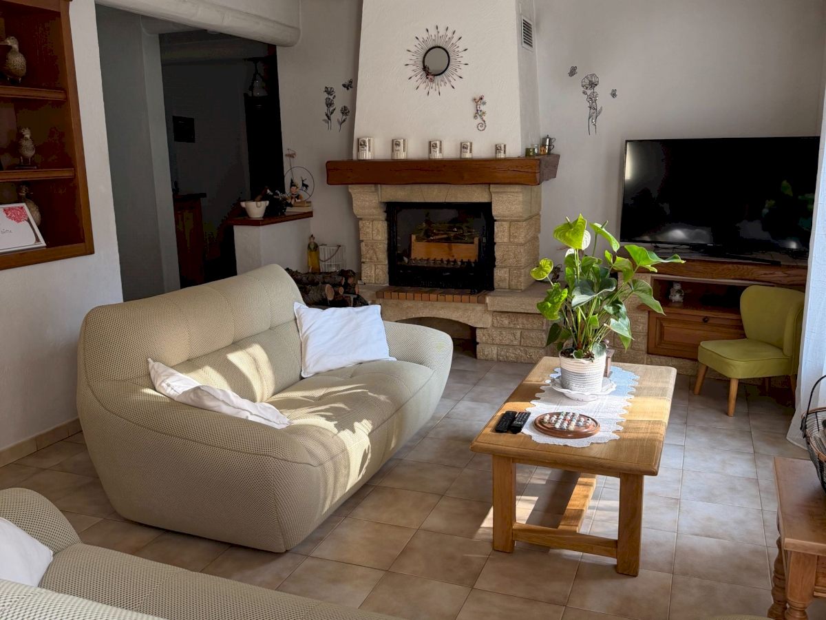 UNE PROPRIÉTÉ AVEC UN BEL ESPACE DE VIE AU CALME .