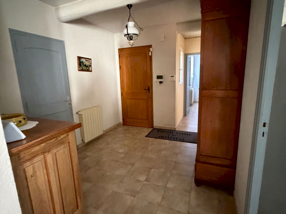 UNE PROPRIÉTÉ AVEC UN BEL ESPACE DE VIE AU CALME .