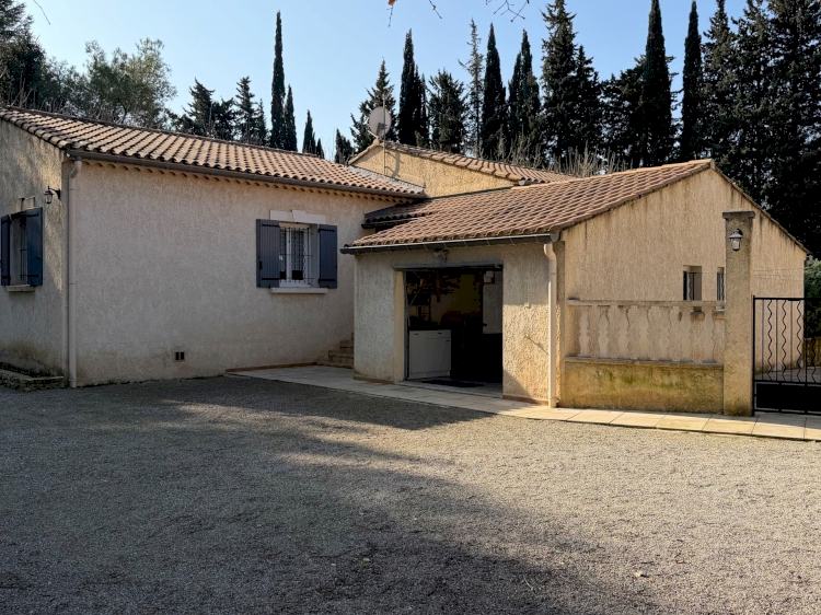 UNE PROPRIÉTÉ AVEC UN BEL ESPACE DE VIE AU CALME .