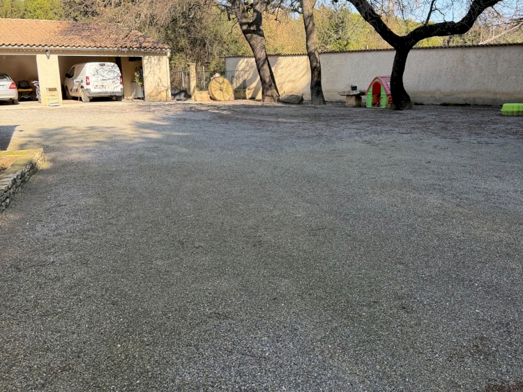 UNE PROPRIÉTÉ AVEC UN BEL ESPACE DE VIE AU CALME .