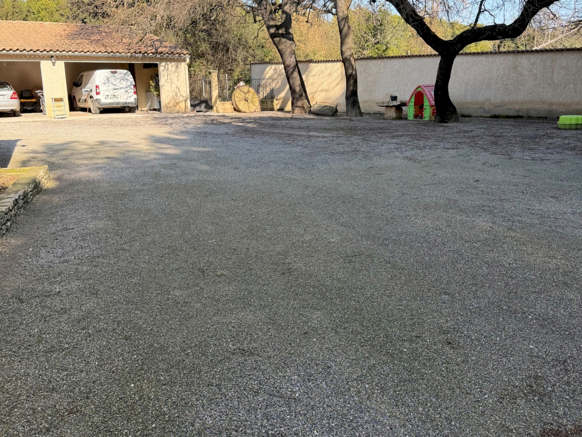 UNE PROPRIÉTÉ AVEC UN BEL ESPACE DE VIE AU CALME .