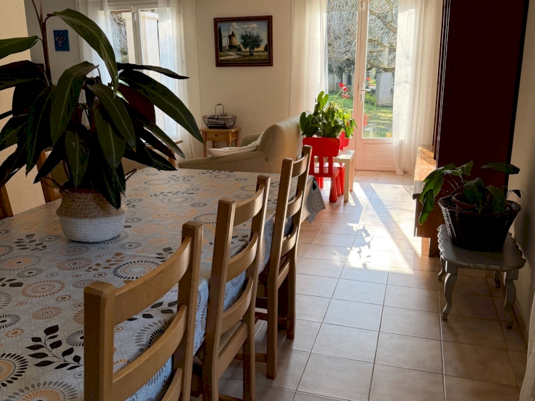 UNE PROPRIÉTÉ AVEC UN BEL ESPACE DE VIE AU CALME .