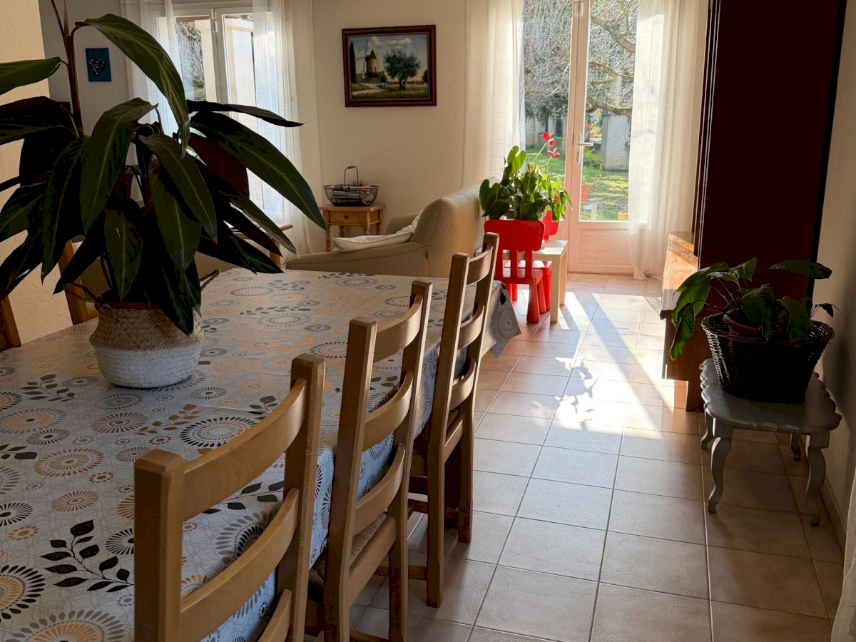 UNE PROPRIÉTÉ AVEC UN BEL ESPACE DE VIE AU CALME .