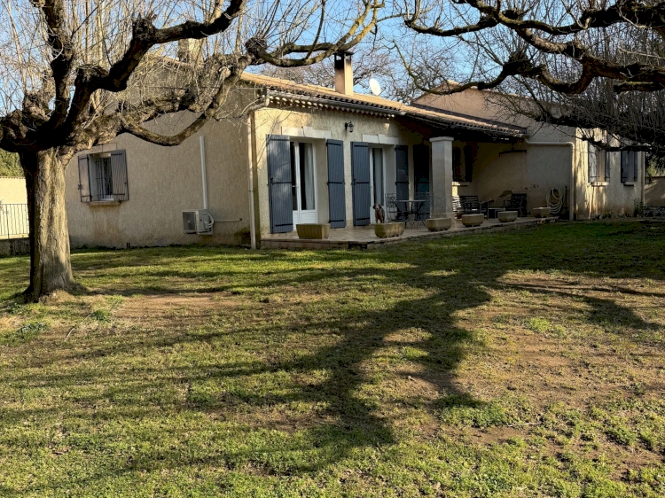 UNE PROPRIÉTÉ AVEC UN BEL ESPACE DE VIE AU CALME .