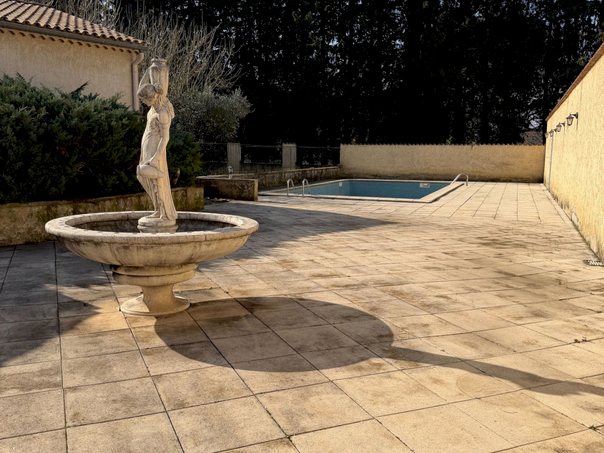 UNE PROPRIÉTÉ AVEC UN BEL ESPACE DE VIE AU CALME .