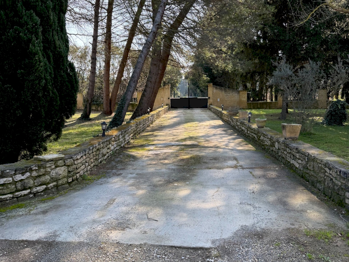 UNE PROPRIÉTÉ AVEC UN BEL ESPACE DE VIE AU CALME .