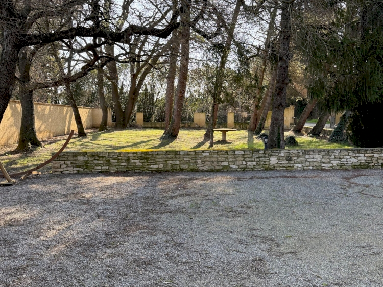 UNE PROPRIÉTÉ AVEC UN BEL ESPACE DE VIE AU CALME .