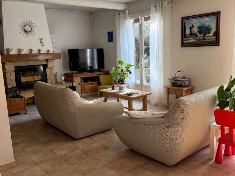 UNE PROPRIÉTÉ AVEC UN BEL ESPACE DE VIE AU CALME .