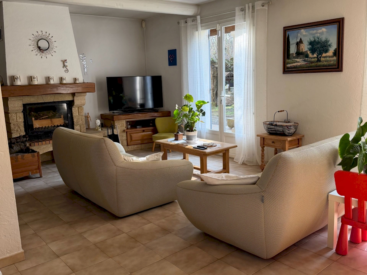 UNE PROPRIÉTÉ AVEC UN BEL ESPACE DE VIE AU CALME .