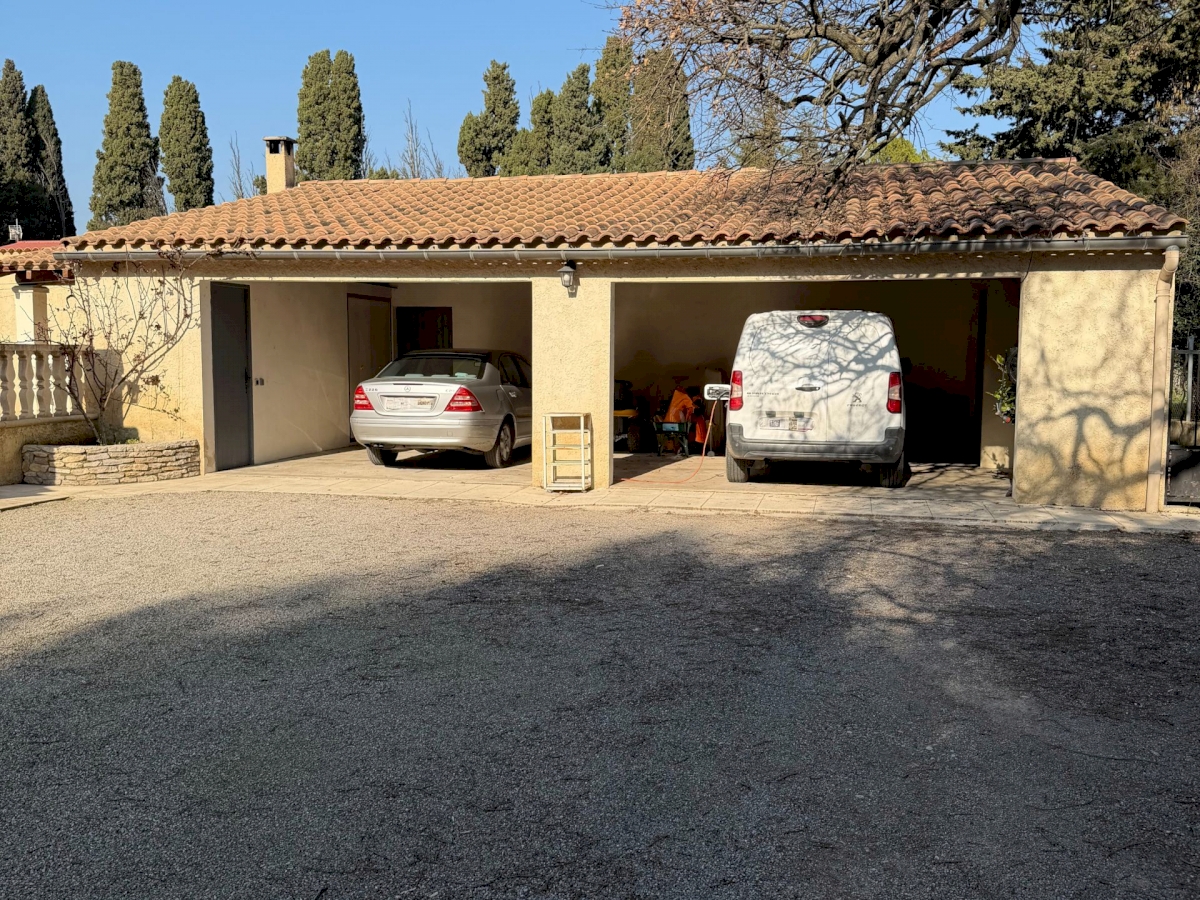 UNE PROPRIÉTÉ AVEC UN BEL ESPACE DE VIE AU CALME .