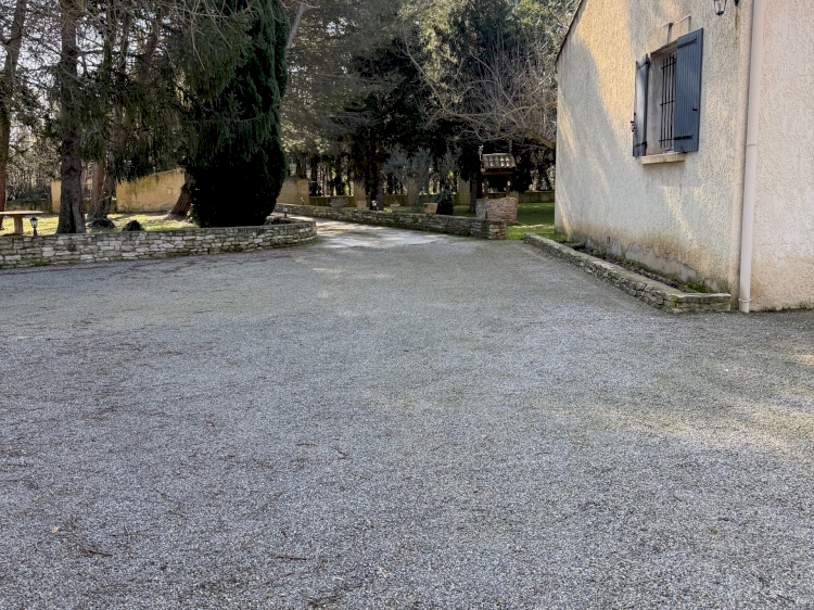 UNE PROPRIÉTÉ AVEC UN BEL ESPACE DE VIE AU CALME .