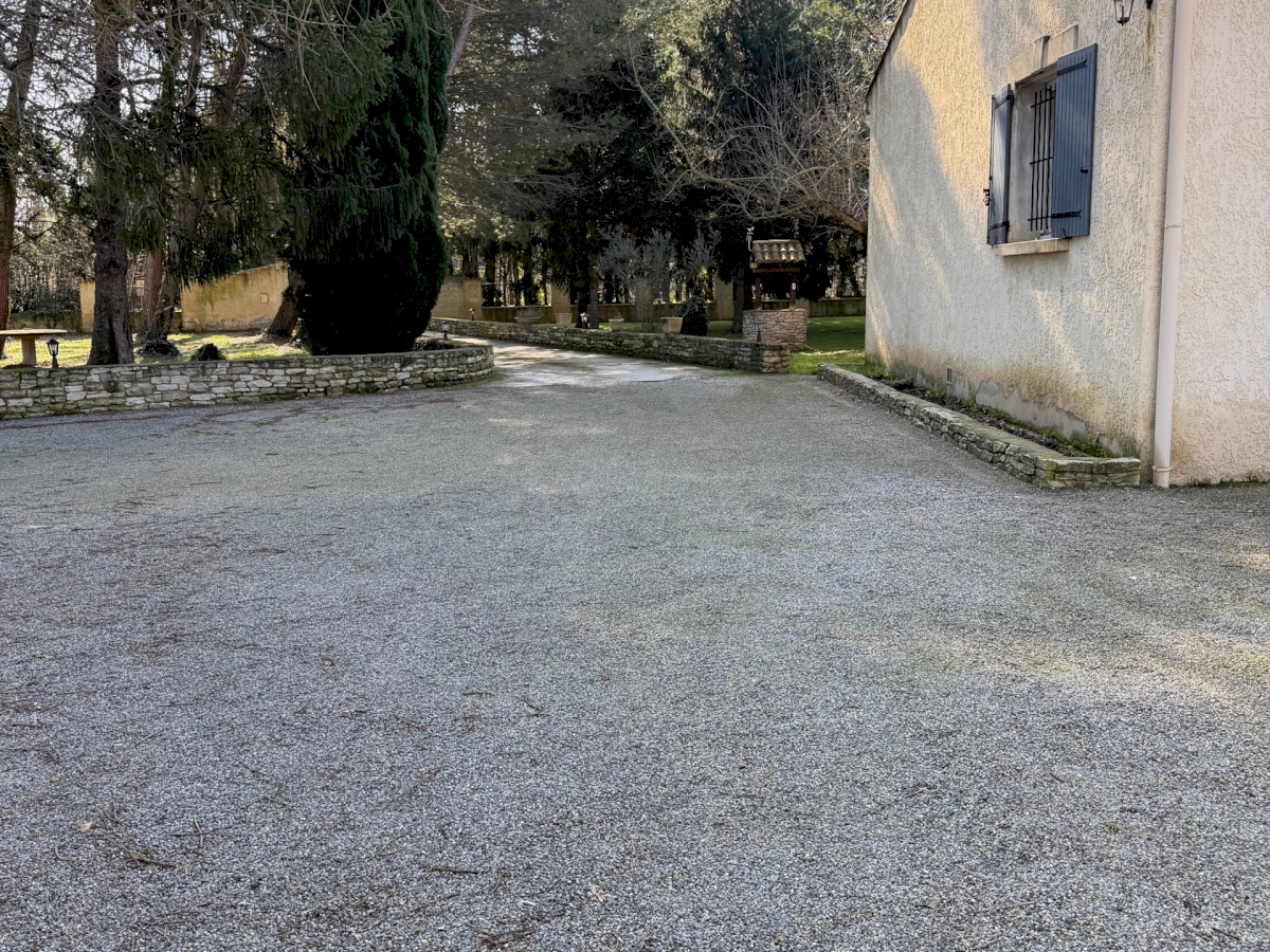 UNE PROPRIÉTÉ AVEC UN BEL ESPACE DE VIE AU CALME .