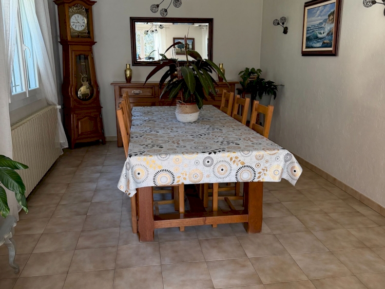 UNE PROPRIÉTÉ AVEC UN BEL ESPACE DE VIE AU CALME .